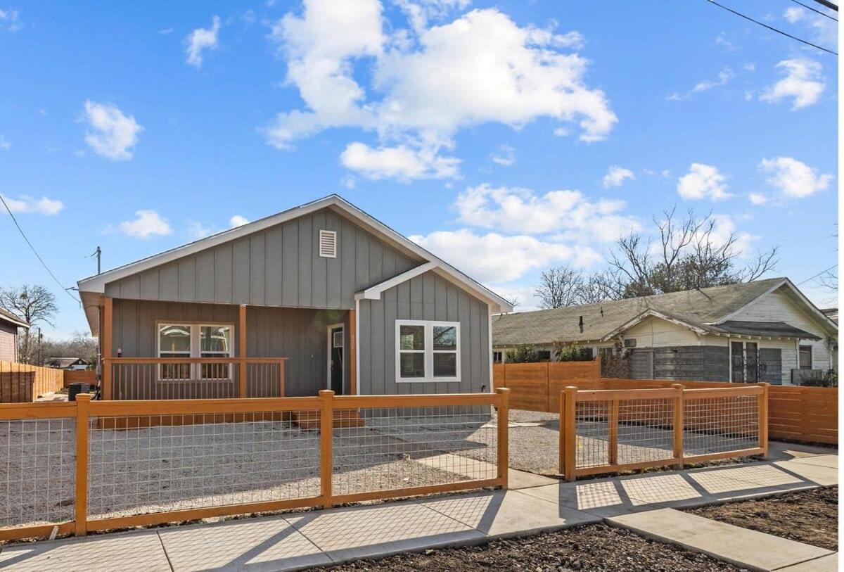 Retreat To A Brand-new Downtown 4br3ba *