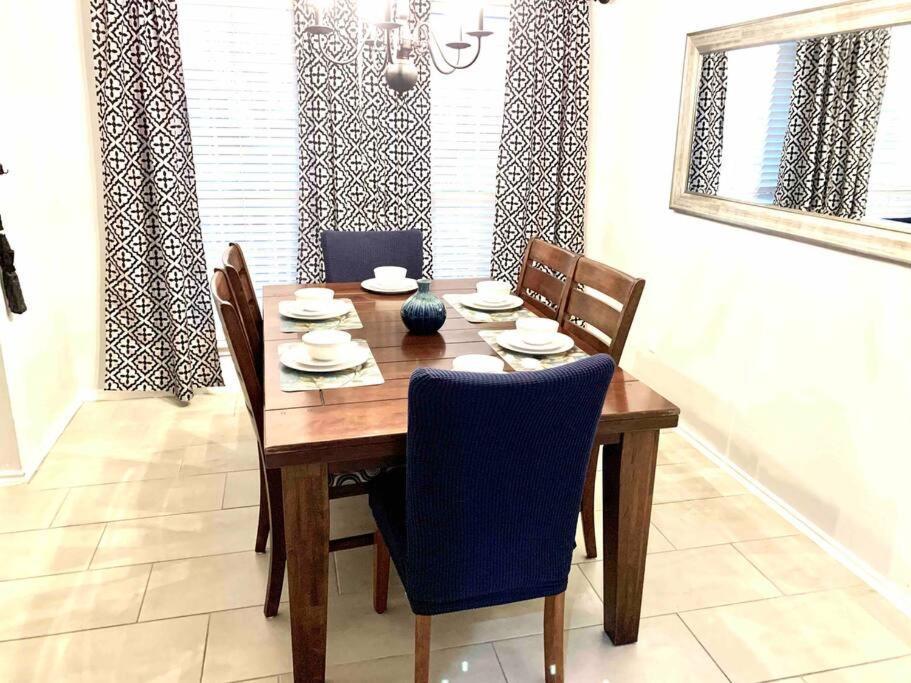 Modern Updates - Great Location - King Bed- Bmt Holiday home
