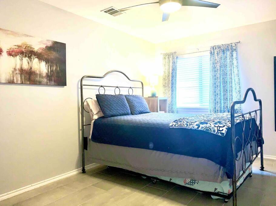 Modern Updates - Great Location - King Bed- Bmt San Antonio