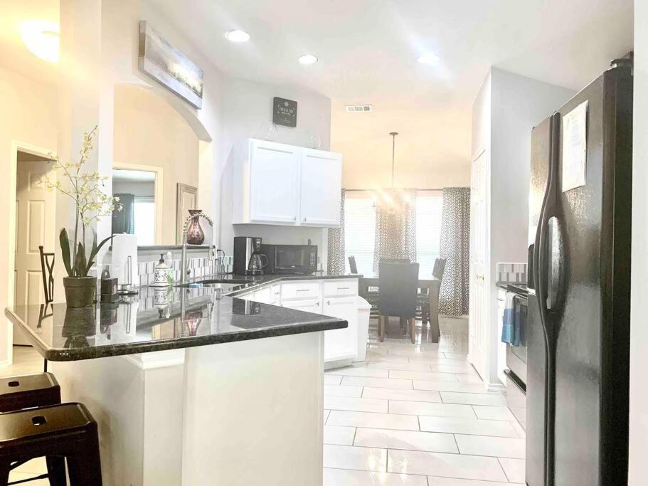 Holiday home Modern Updates - Great Location - King Bed- Bmt