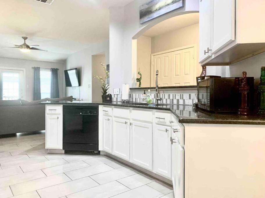 Modern Updates - Great Location - King Bed- Bmt Holiday home