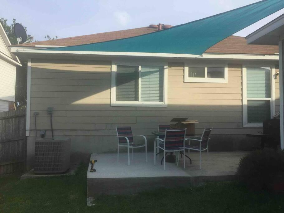 Holiday home Modern Updates - Great Location - King Bed- Bmt