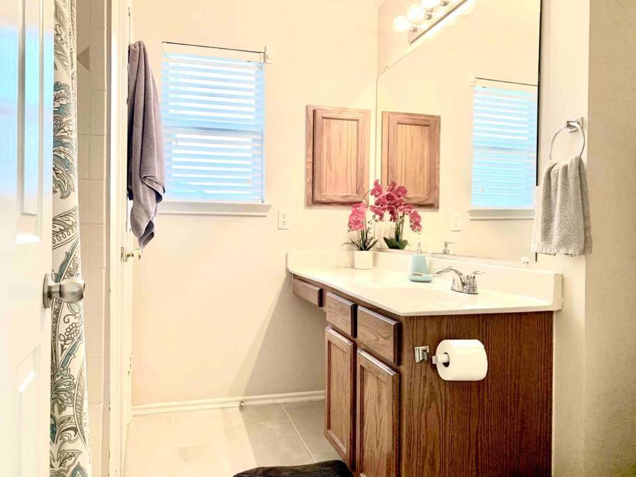 Modern Updates - Great Location - King Bed- Bmt Holiday home San Antonio