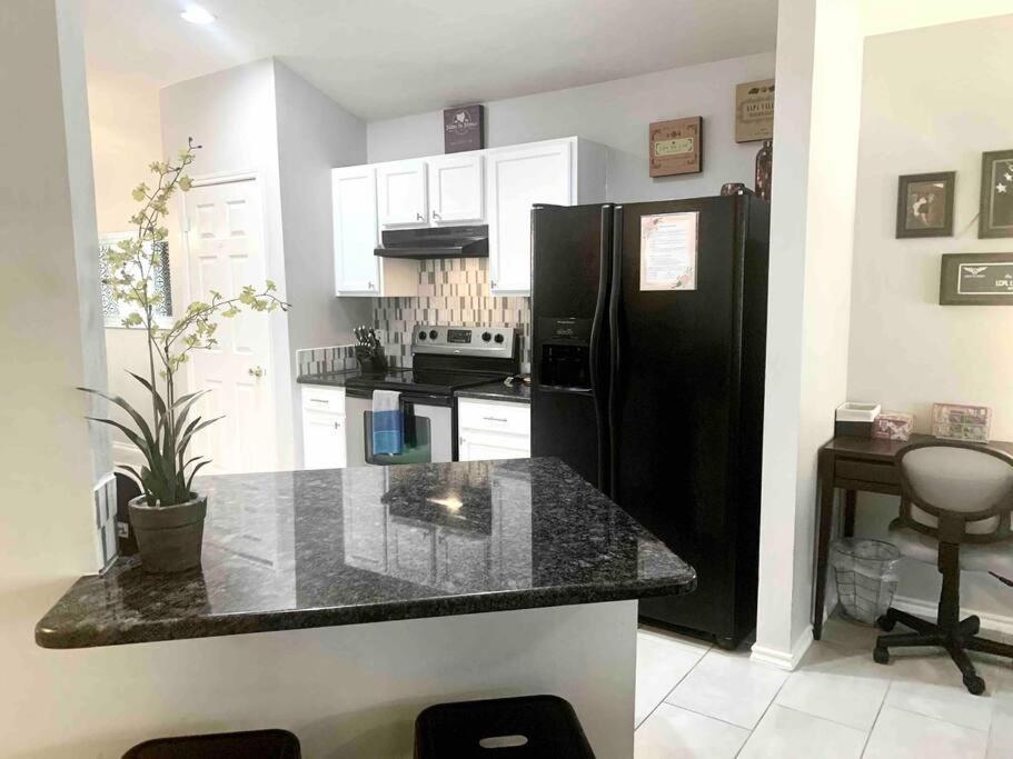 Holiday home Modern Updates - Great Location - King Bed- Bmt *