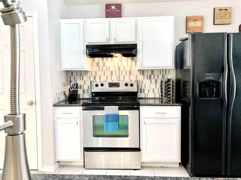 Modern Updates - Great Location - King Bed- Bmt * San Antonio