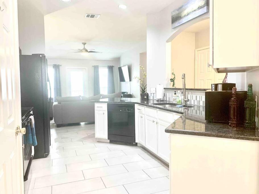 Holiday home Modern Updates - Great Location - King Bed- Bmt *