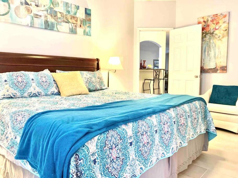 Holiday home Modern Updates - Great Location - King Bed- Bmt San Antonio