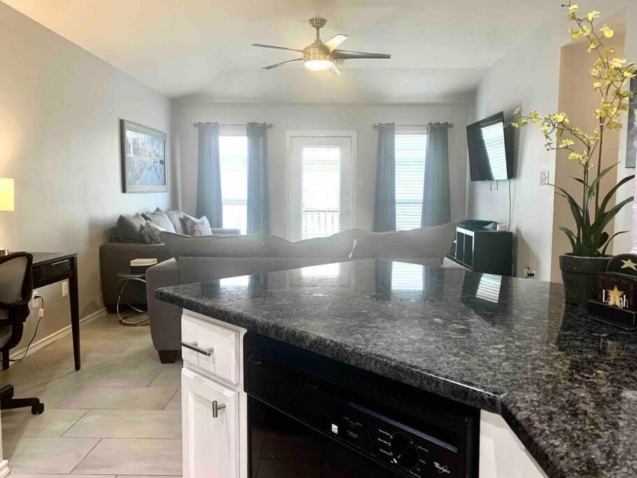 Modern Updates - Great Location - King Bed- Bmt San Antonio