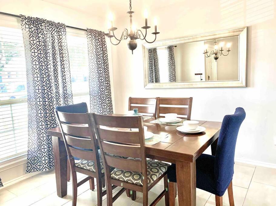 Holiday home Modern Updates - Great Location - King Bed- Bmt