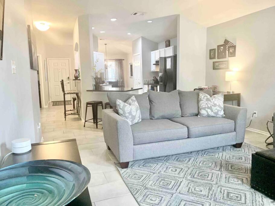 Holiday home Modern Updates - Great Location - King Bed- Bmt *