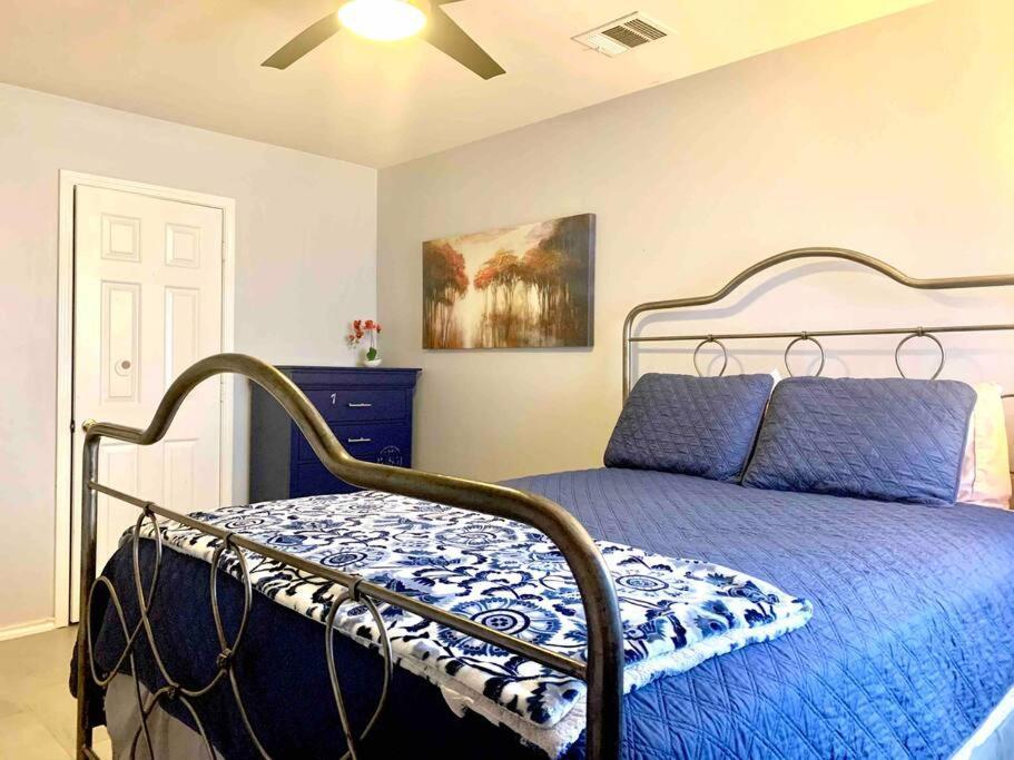 Holiday home Modern Updates - Great Location - King Bed- Bmt San Antonio