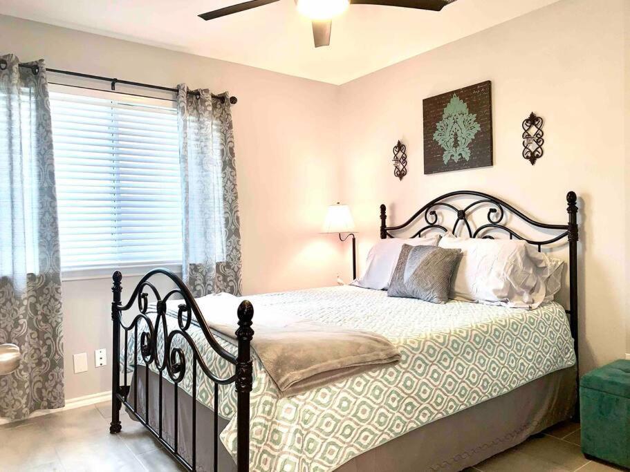 Holiday home Modern Updates - Great Location - King Bed- Bmt *