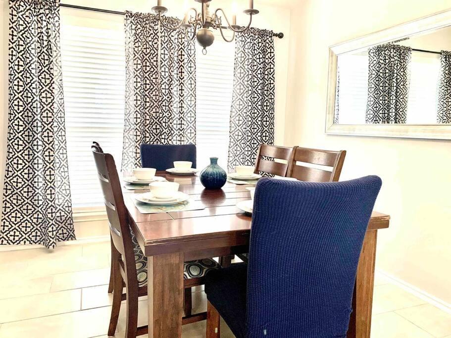 Holiday home Modern Updates - Great Location - King Bed- Bmt San Antonio