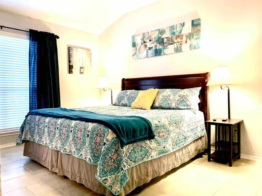 Modern Updates - Great Location - King Bed- Bmt Holiday home