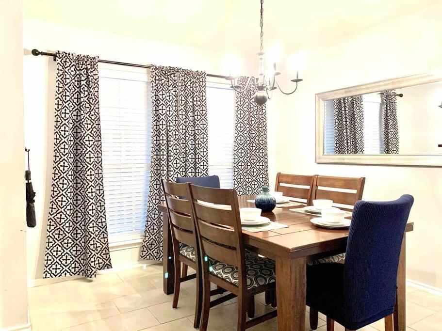 Holiday home Modern Updates - Great Location - King Bed- Bmt