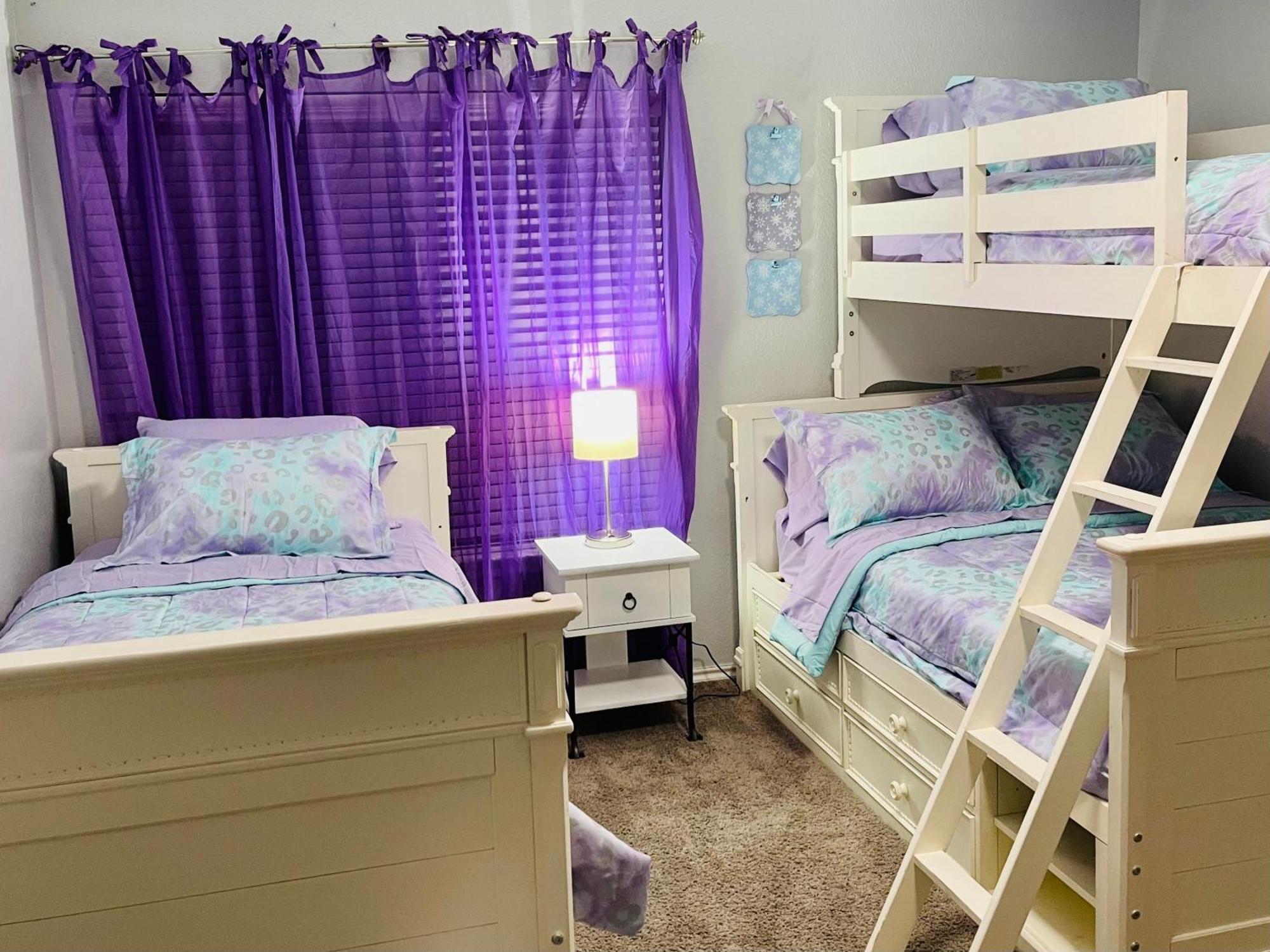 Lovely Spacious Near Randolph, Six Flags, Seaworld, Riverwalk And Lackland Holiday home *