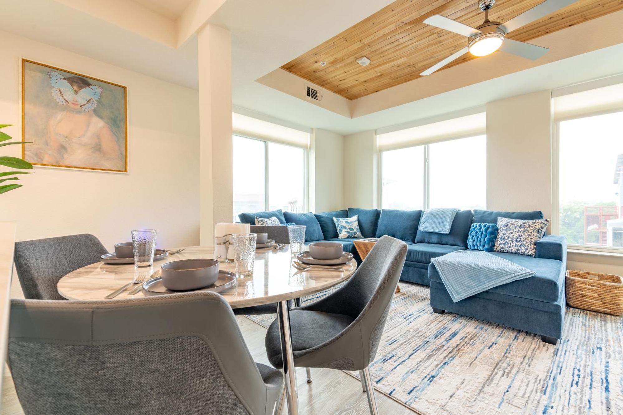 Riverwalk Penthouse Oasis W/free Parking Gym Pool Apartment San Antonio