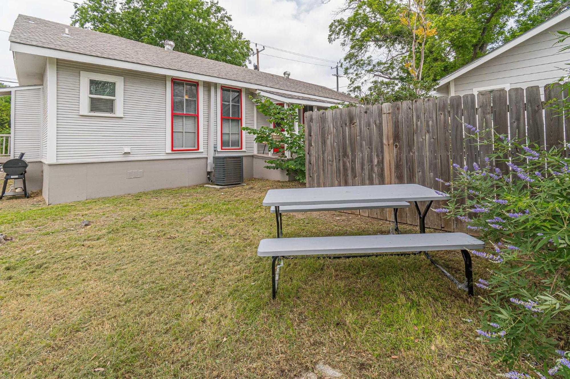 Holiday home Free Parking, Walk To Botanical Garden, Ps4, Grill, Private Fenced Backyard, Pets Allowed