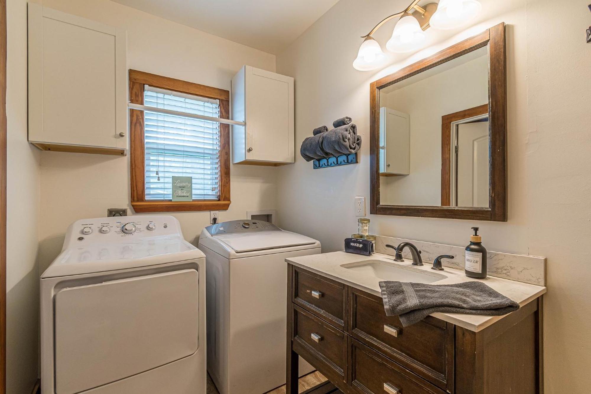 Free Parking, Walk To Botanical Garden, Ps4, Grill, Private Fenced Backyard, Pets Allowed * San Antonio