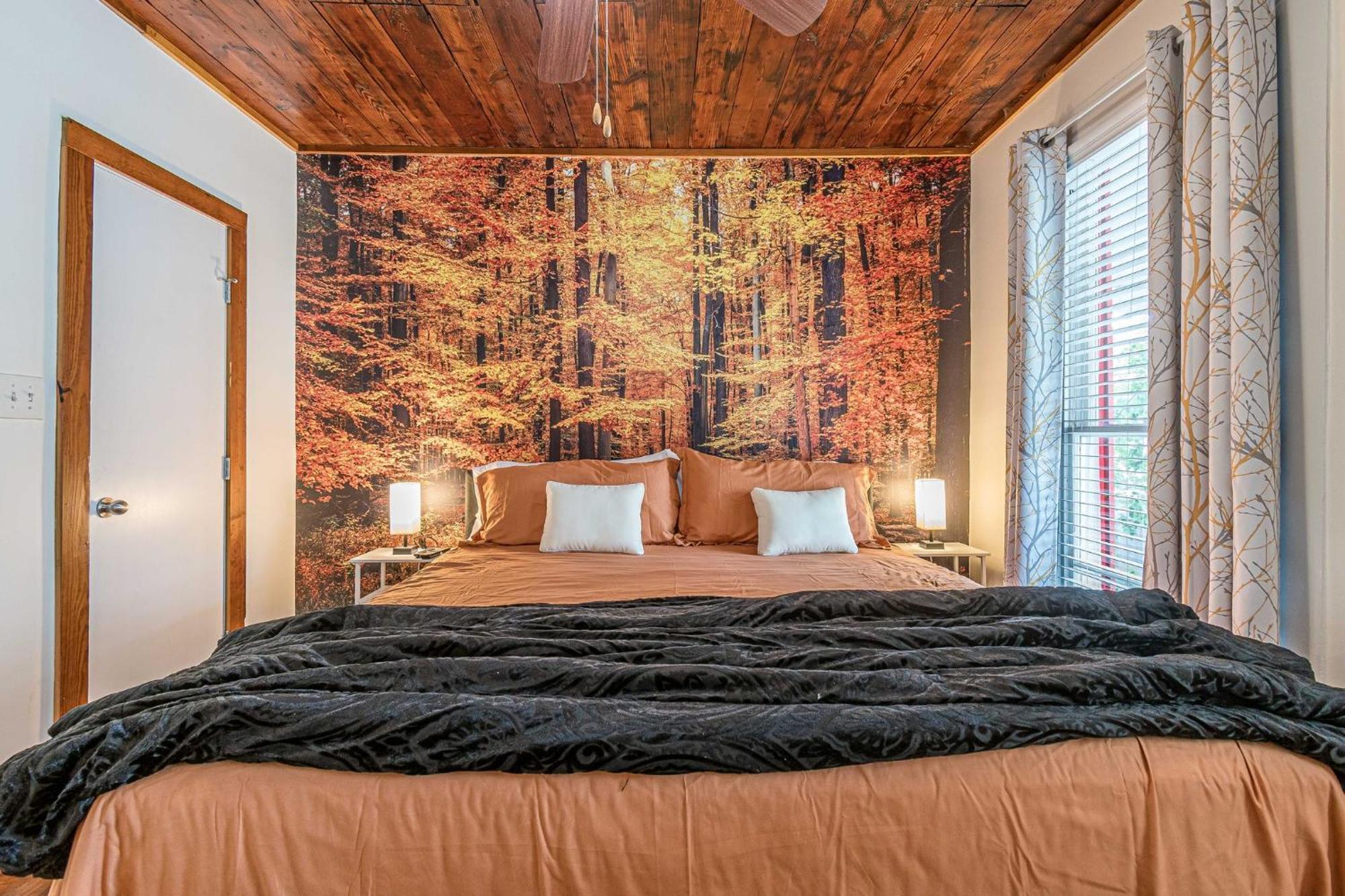 Free Parking, Walk To Botanical Garden, Ps4, Grill, Private Fenced Backyard, Pets Allowed