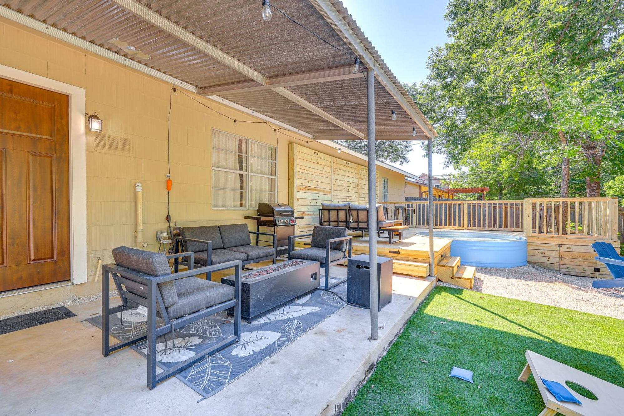 Modern With Patio, Grill, Fire Pit! Holiday home San Antonio