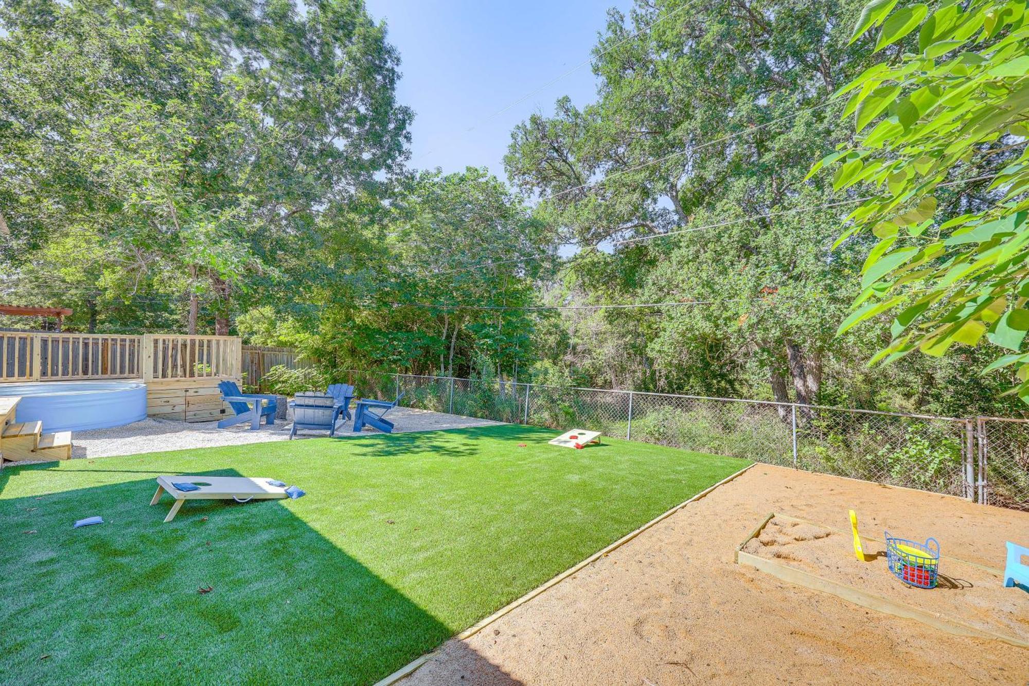 Modern With Patio, Grill, Fire Pit! Holiday home San Antonio