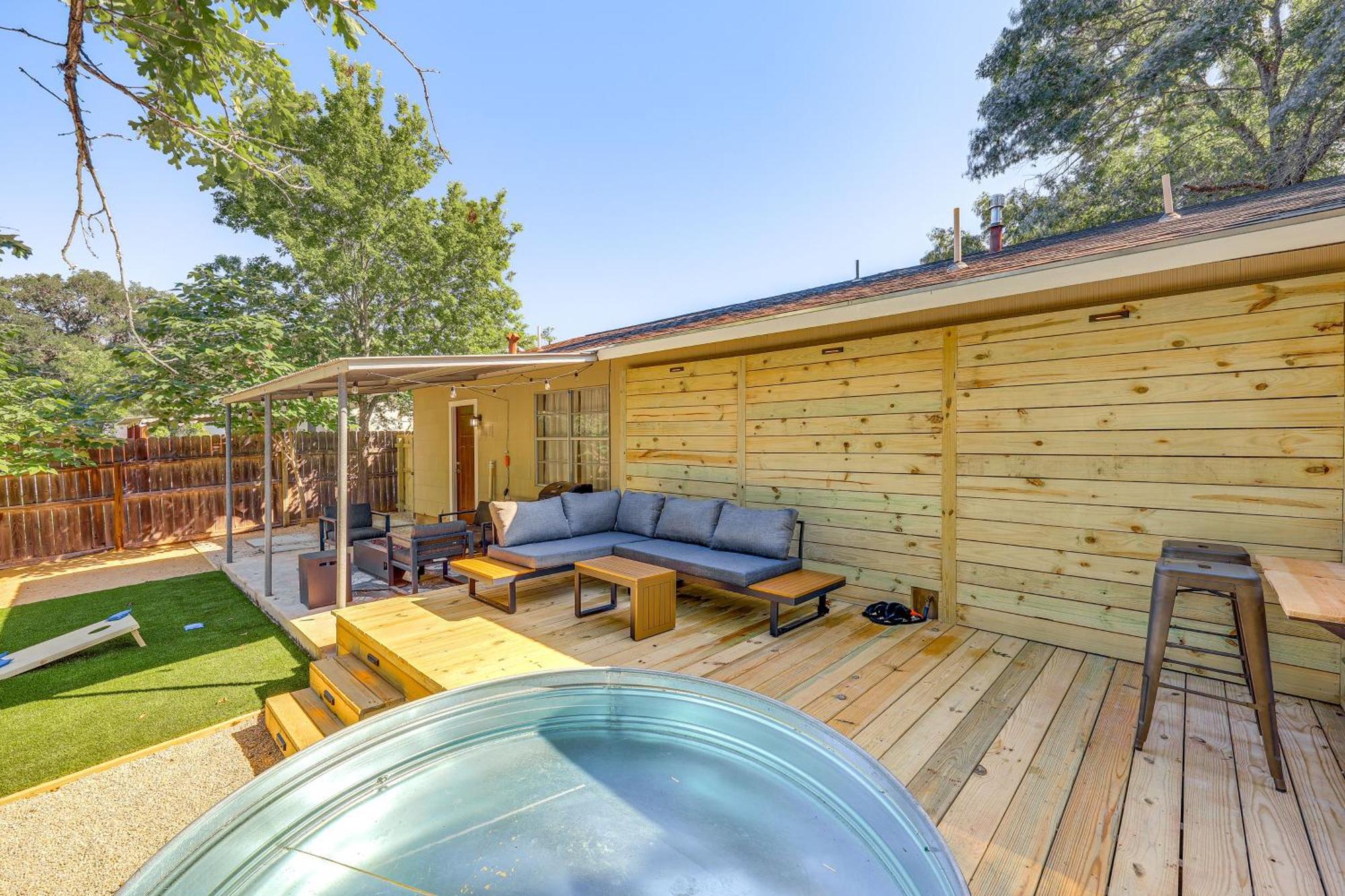 Modern With Patio, Grill, Fire Pit! Holiday home San Antonio