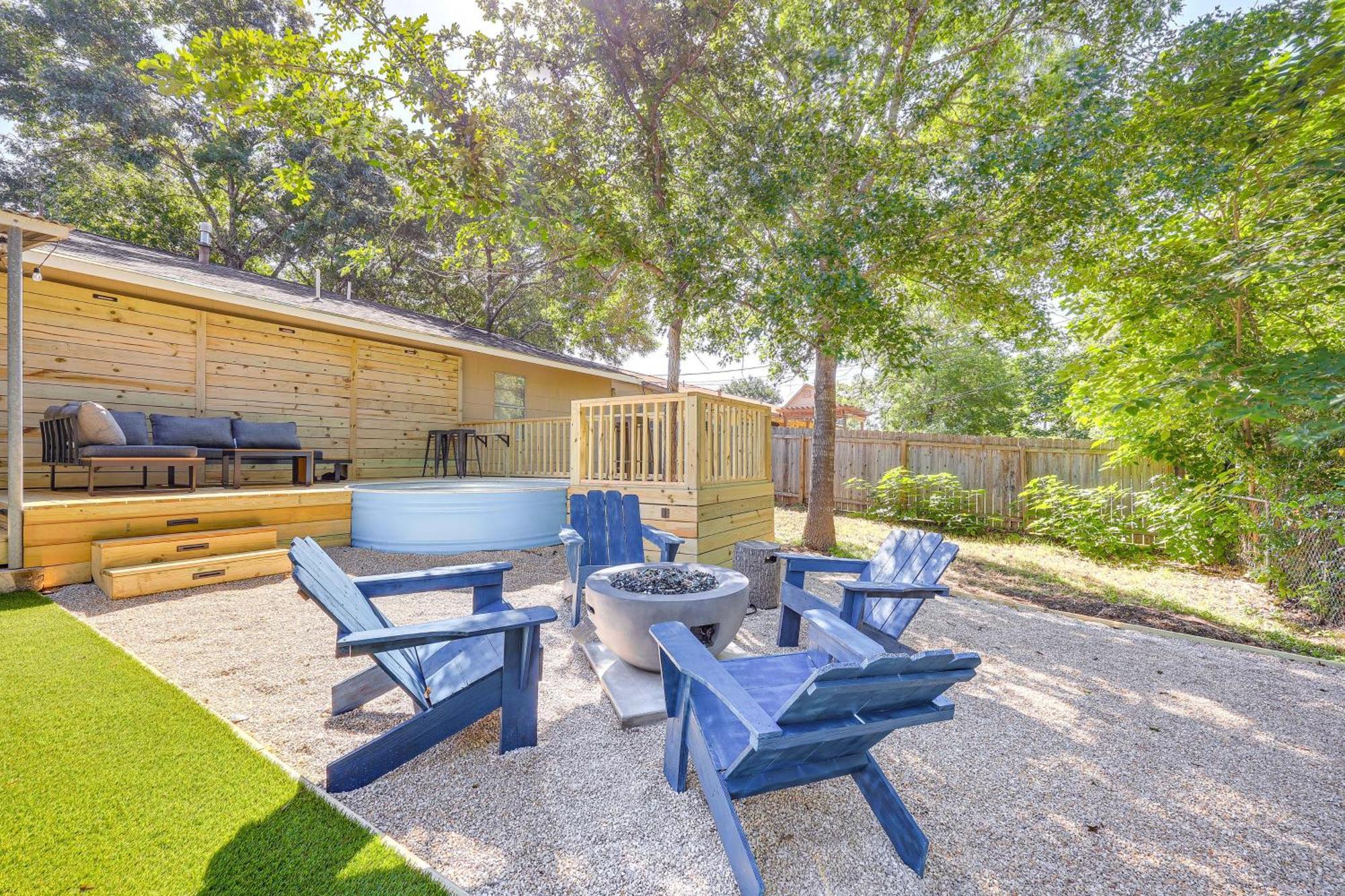 Modern With Patio, Grill, Fire Pit! Holiday home