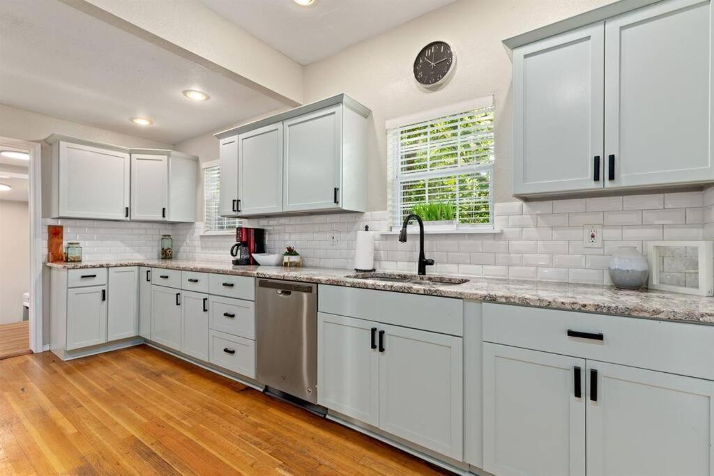 Downtown 5bdrm With Pool & Huge Outdoor Space Holiday home San Antonio