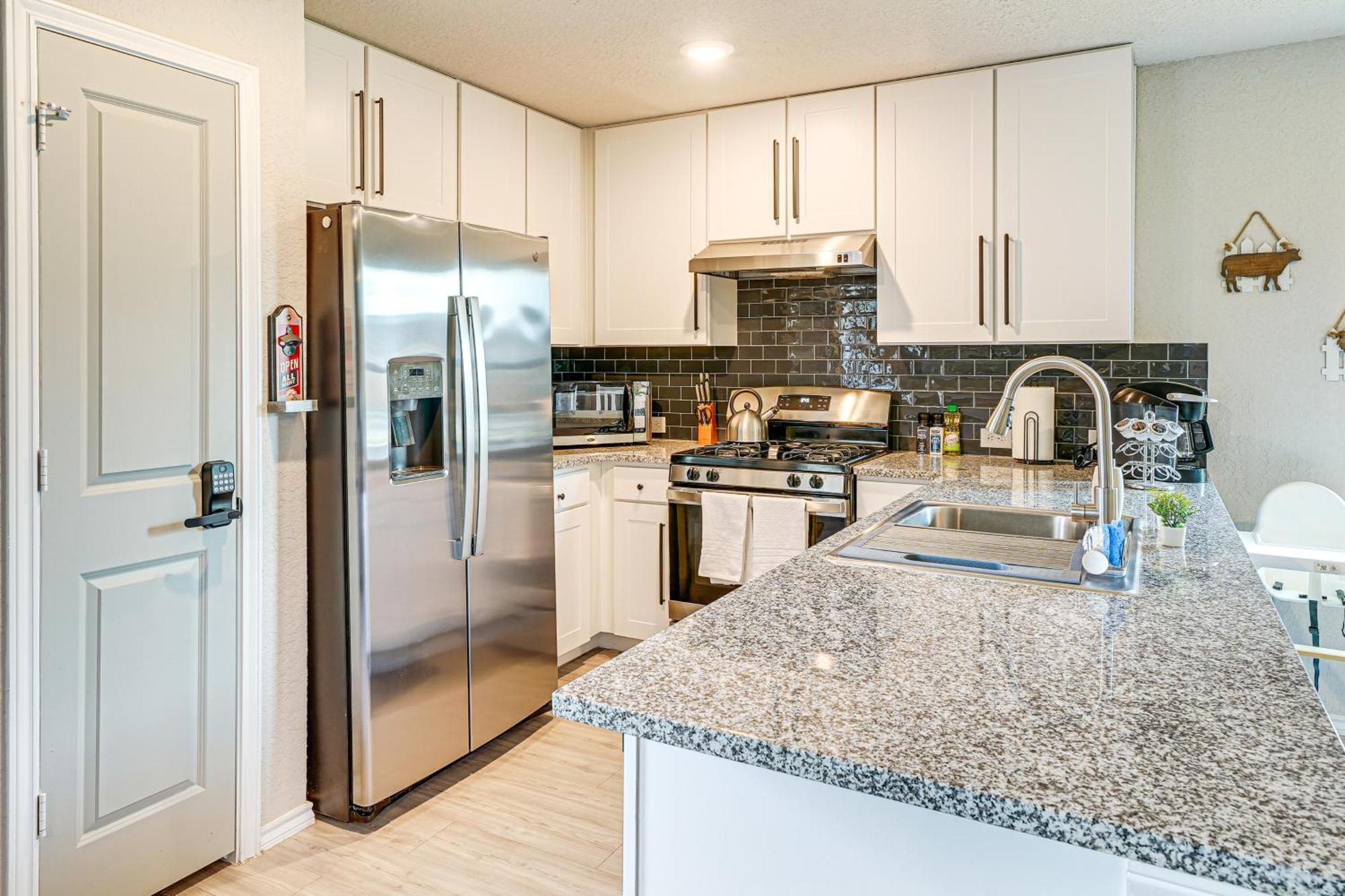 Spacious About 10 Mi To Downtown!
