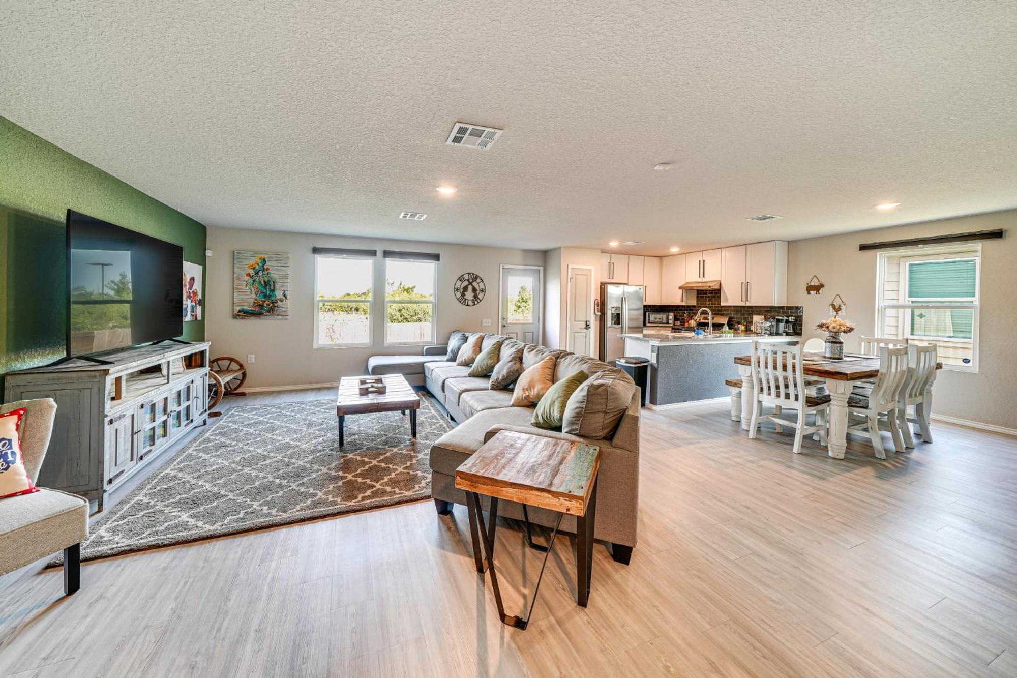 Spacious About 10 Mi To Downtown! *