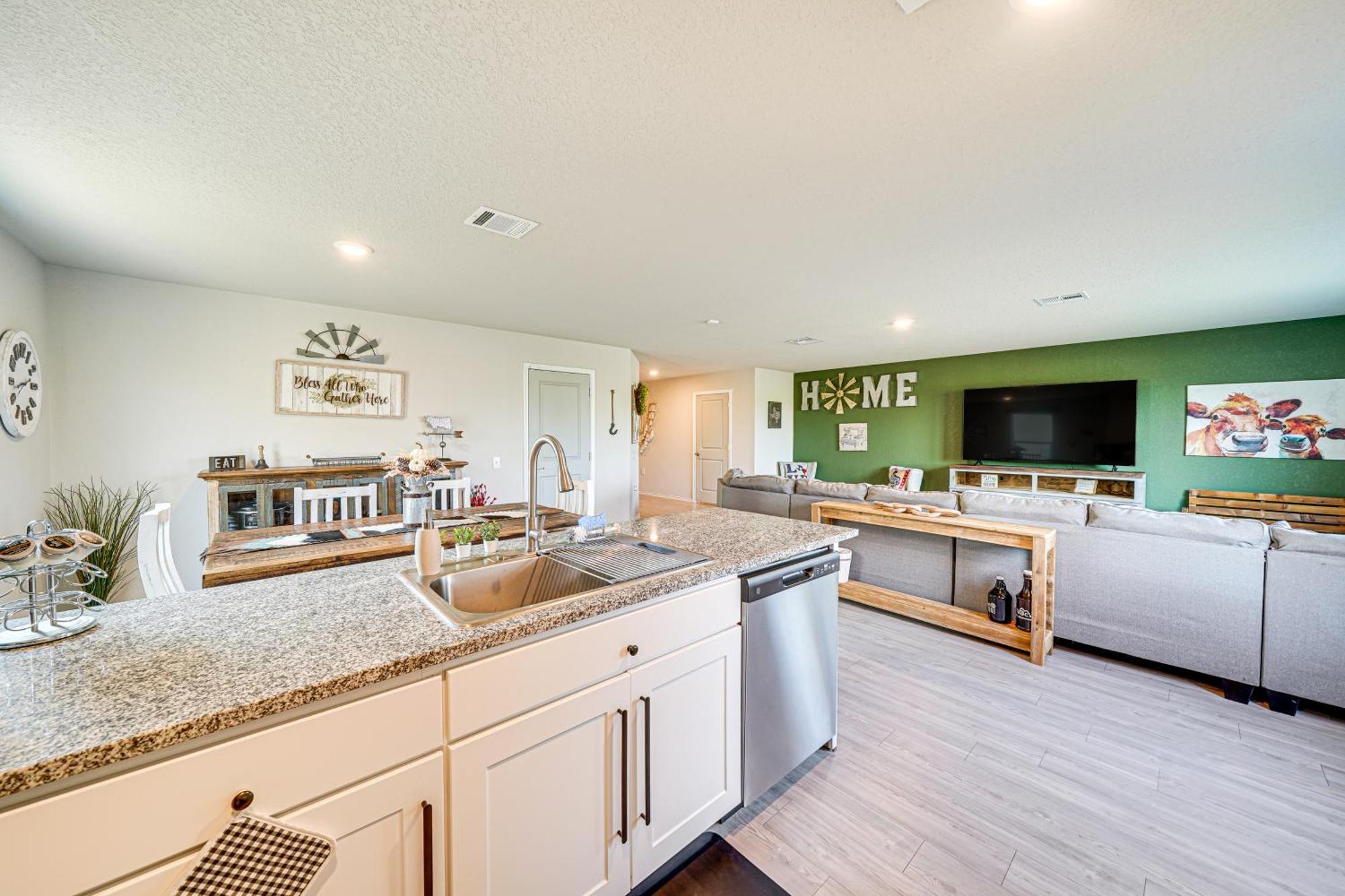 Spacious About 10 Mi To Downtown! *