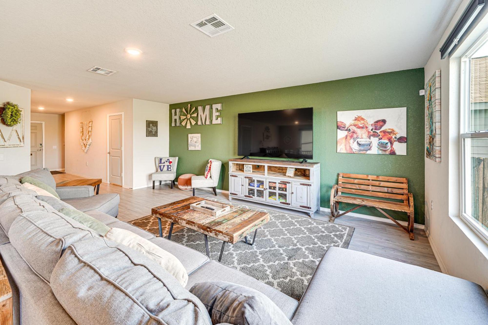 Spacious About 10 Mi To Downtown! *