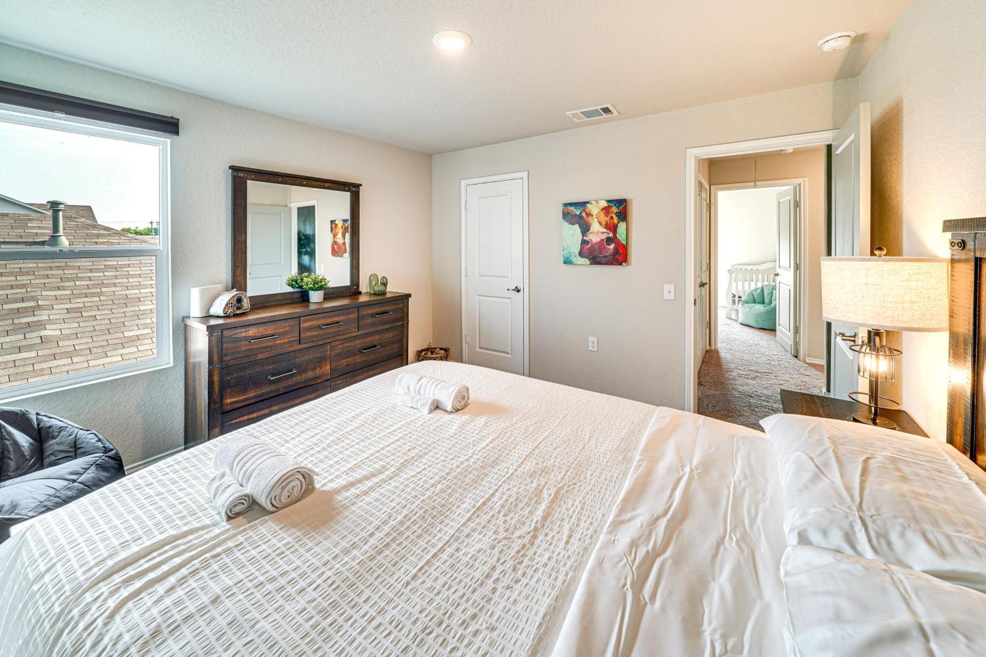 Spacious About 10 Mi To Downtown!