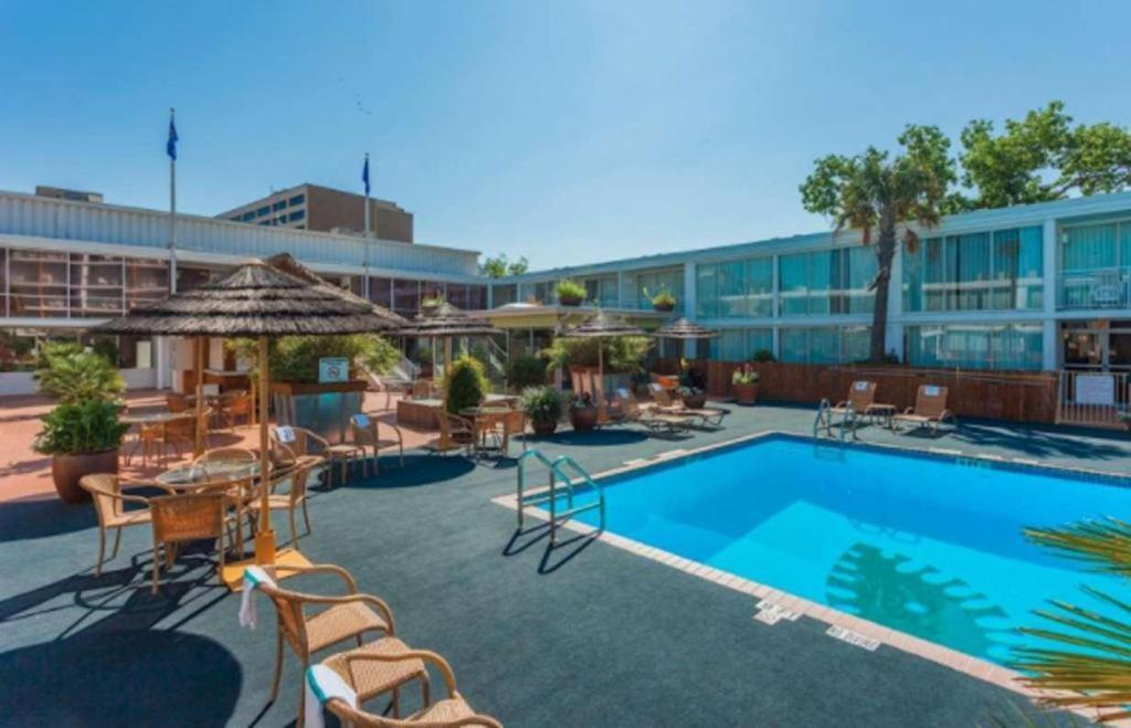 El Tropicano Riverwalk Hotel