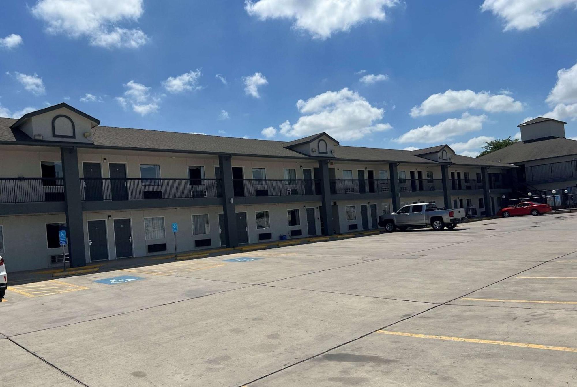 Days By Wyndham Interstate Hwy 35 North Hotel 2*