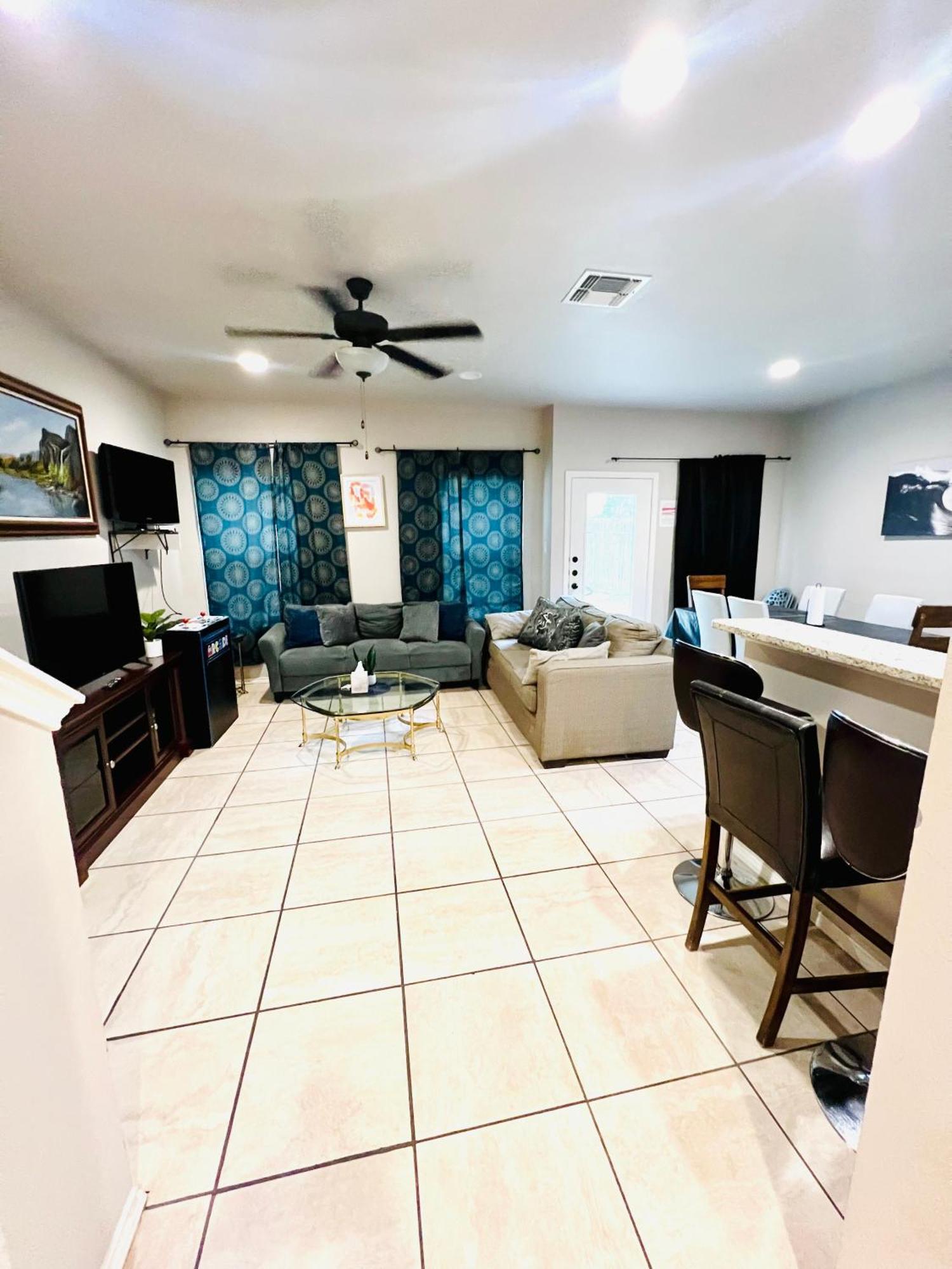 Spacious Arcade Retreat: Hot Tub Haven Near Airport San Antonio