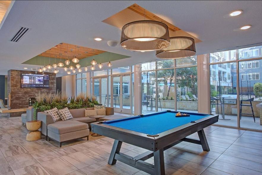 Apartment Beautiful Riverwalk With Full Amenities, King Bed & Free Parking