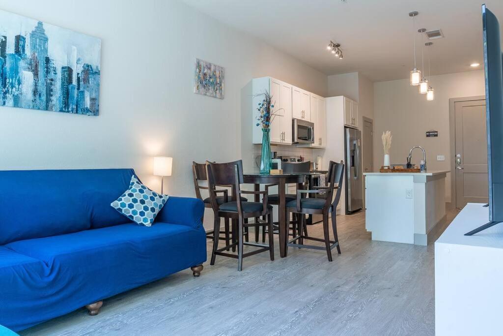 Apartment Beautiful Riverwalk With Full Amenities, King Bed & Free Parking San Antonio