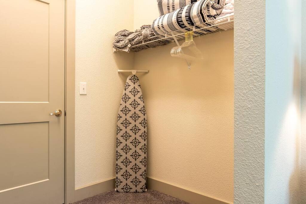 Beautiful Riverwalk With Full Amenities, King Bed & Free Parking Apartment