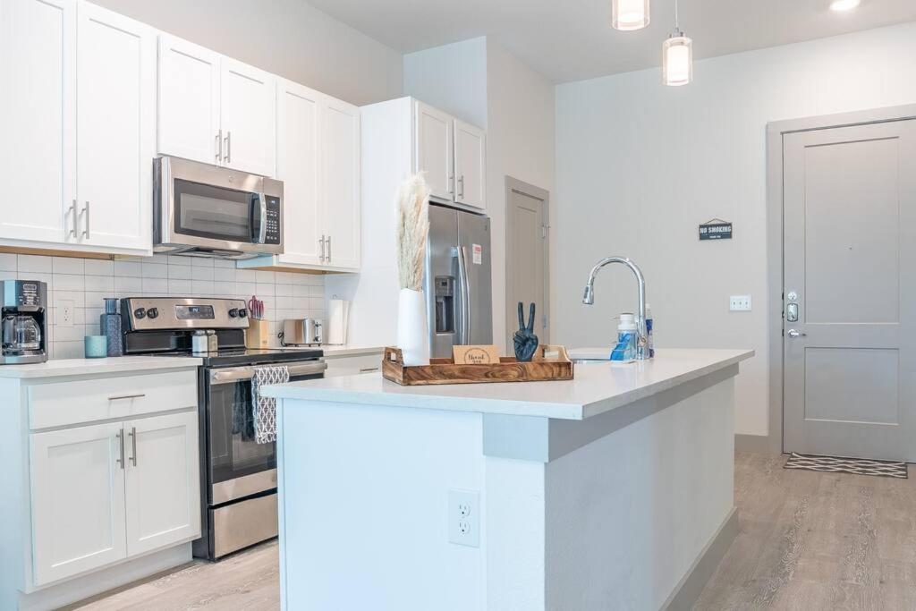 Apartment Beautiful Riverwalk With Full Amenities, King Bed & Free Parking