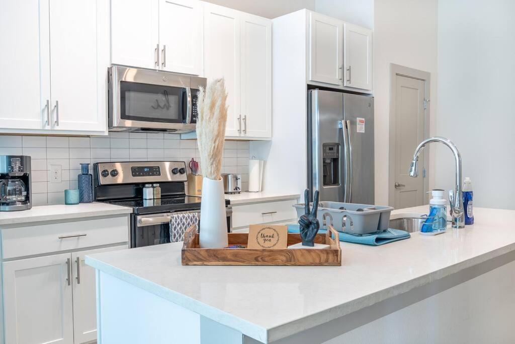 Apartment Beautiful Riverwalk With Full Amenities, King Bed & Free Parking *