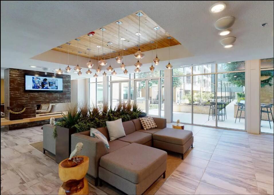 Apartment Beautiful Riverwalk With Full Amenities, King Bed & Free Parking San Antonio