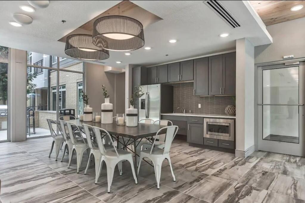 Beautiful Riverwalk With Full Amenities, King Bed & Free Parking * San Antonio