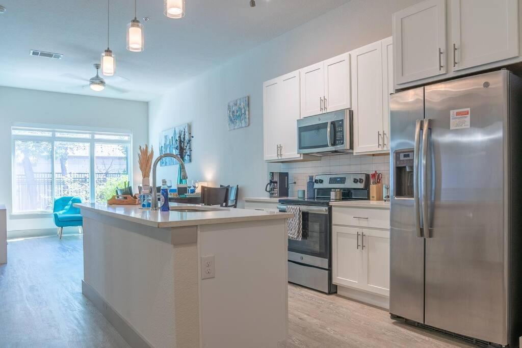 Beautiful Riverwalk With Full Amenities, King Bed & Free Parking