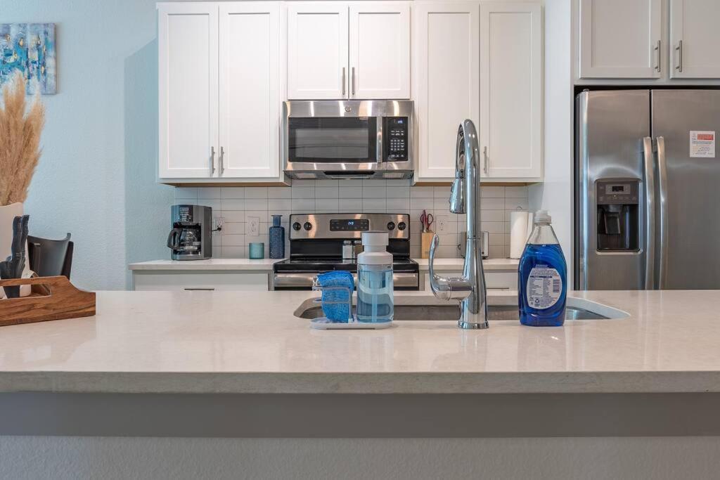 Apartment Beautiful Riverwalk With Full Amenities, King Bed & Free Parking