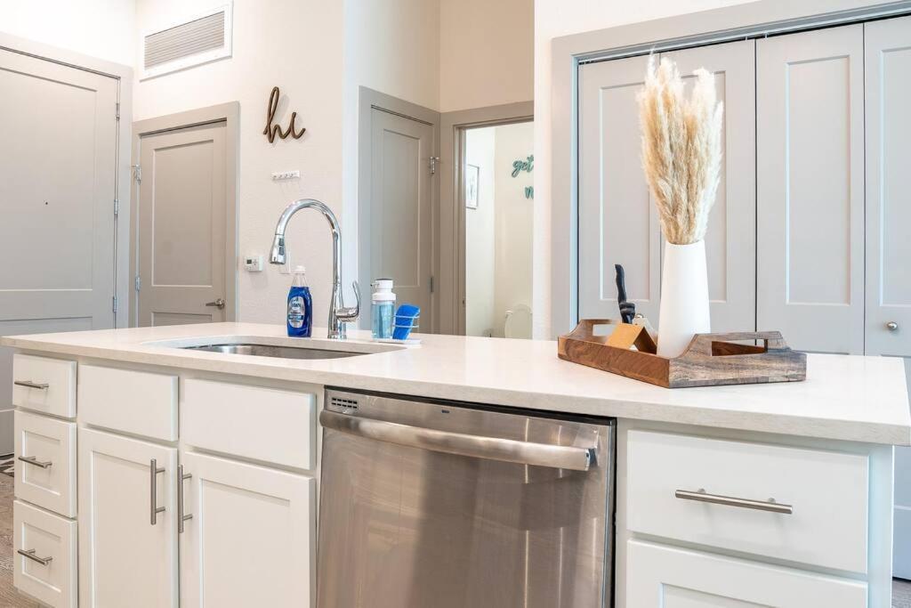 Apartment Beautiful Riverwalk With Full Amenities, King Bed & Free Parking San Antonio