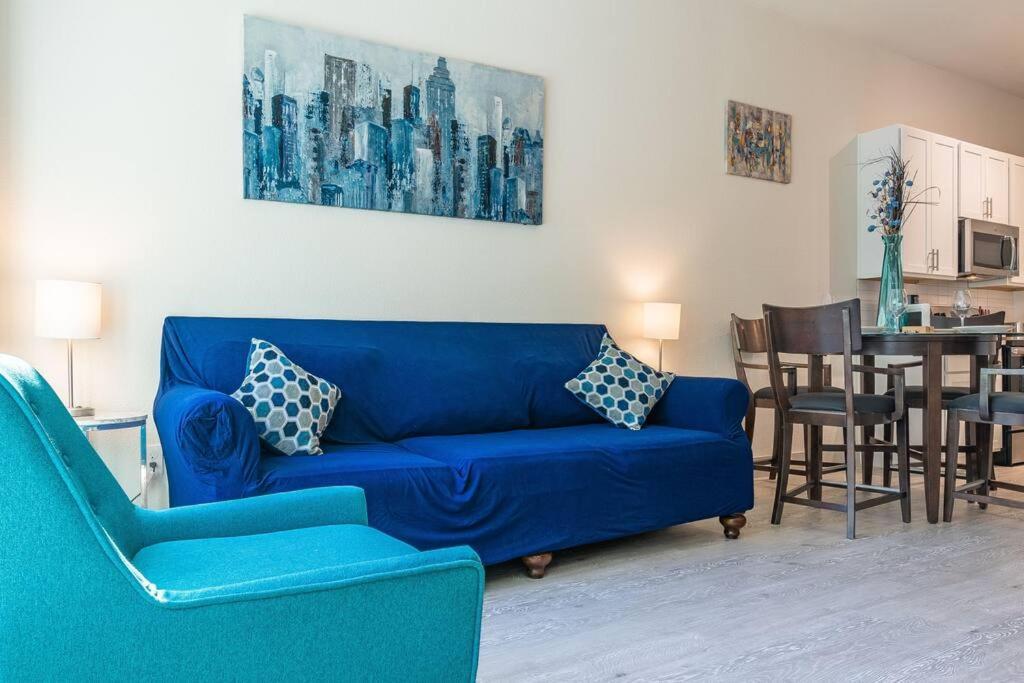 Beautiful Riverwalk With Full Amenities, King Bed & Free Parking