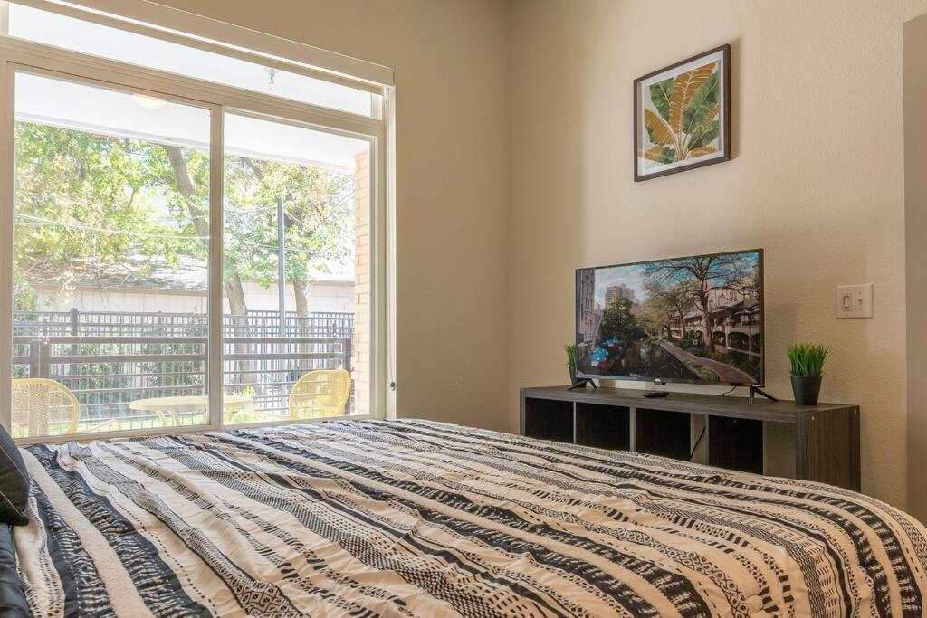 Beautiful Riverwalk With Full Amenities, King Bed & Free Parking *