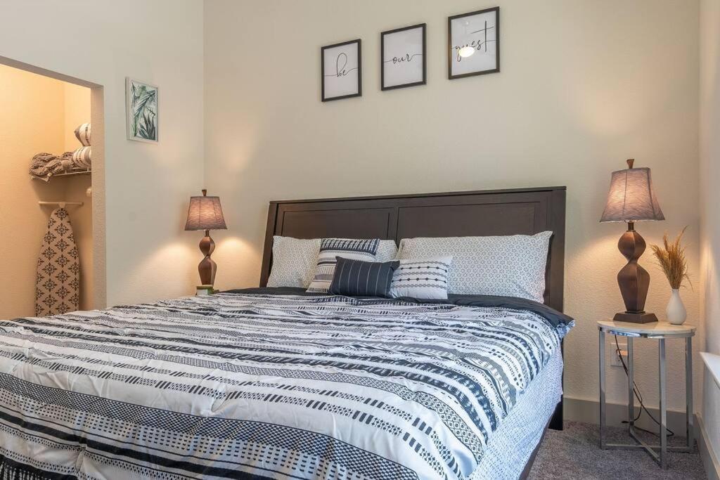 Beautiful Riverwalk With Full Amenities, King Bed & Free Parking * San Antonio
